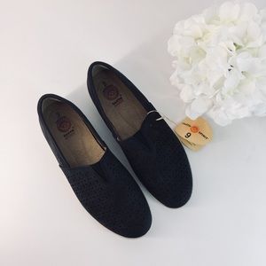 BLACK LOAFERS BY EARTH SPIRIT SIZE 9